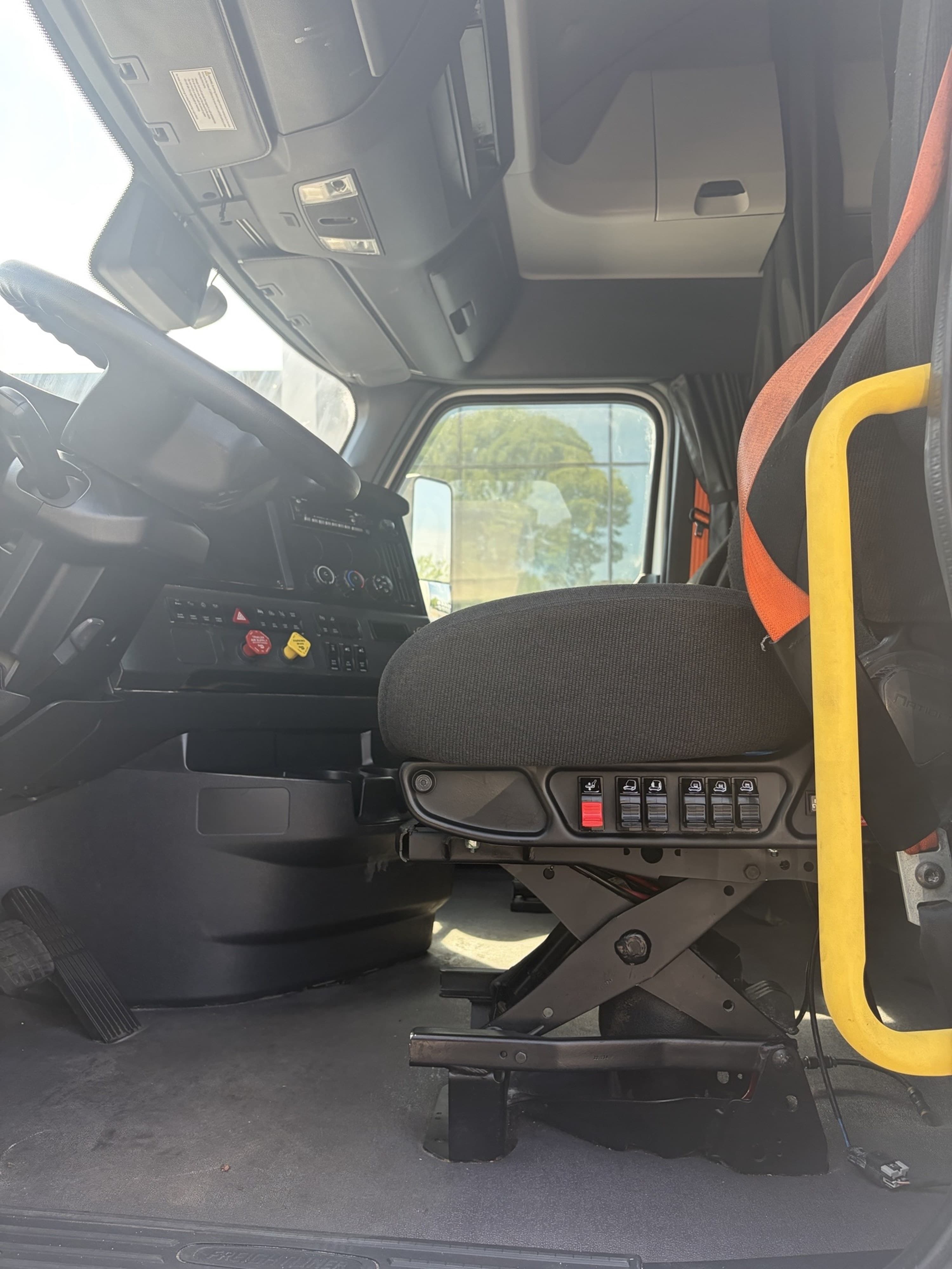 2024 Freightliner Cascadia — photo 10