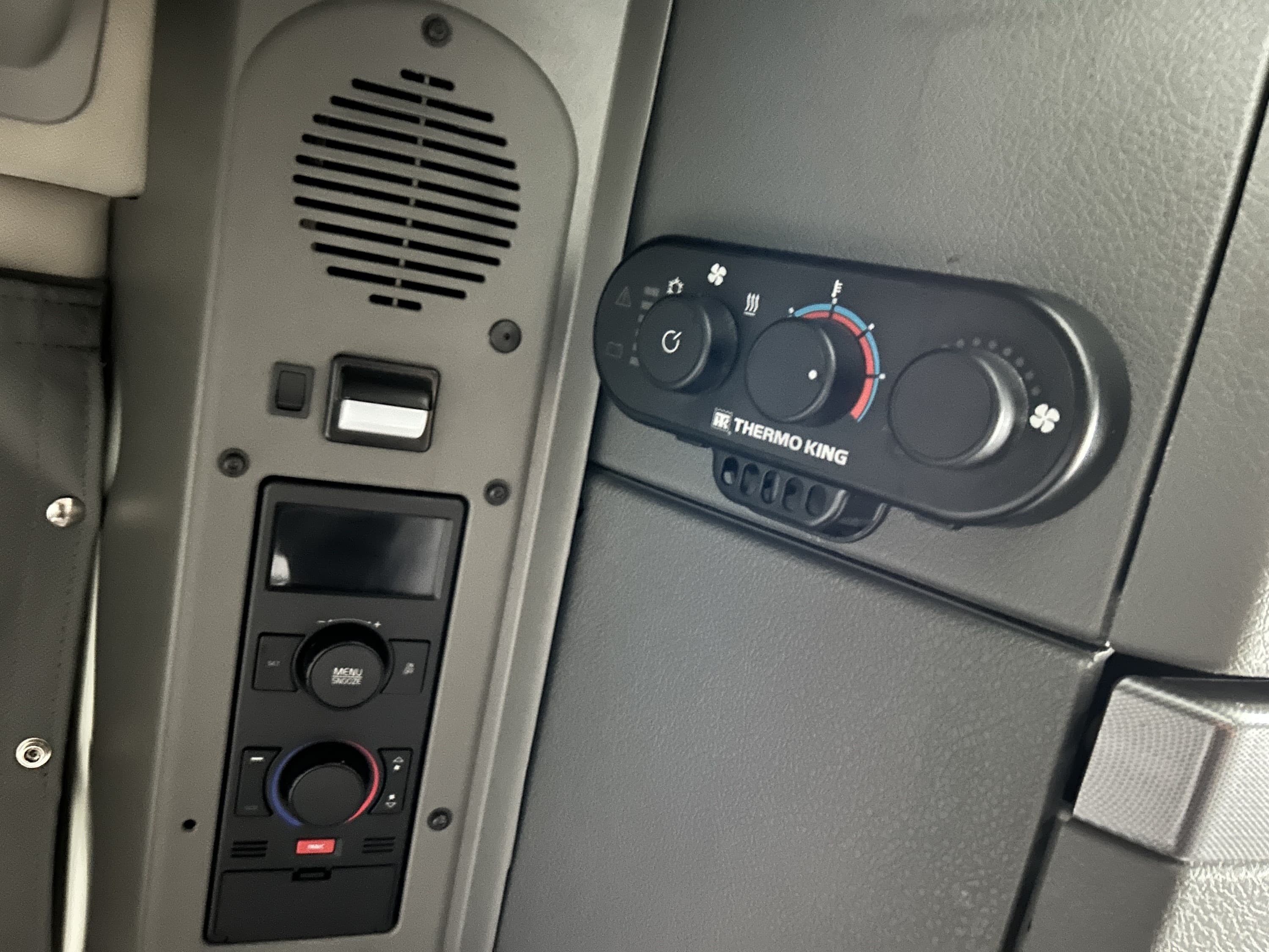 2024 Volvo VNL 860 — photo 37