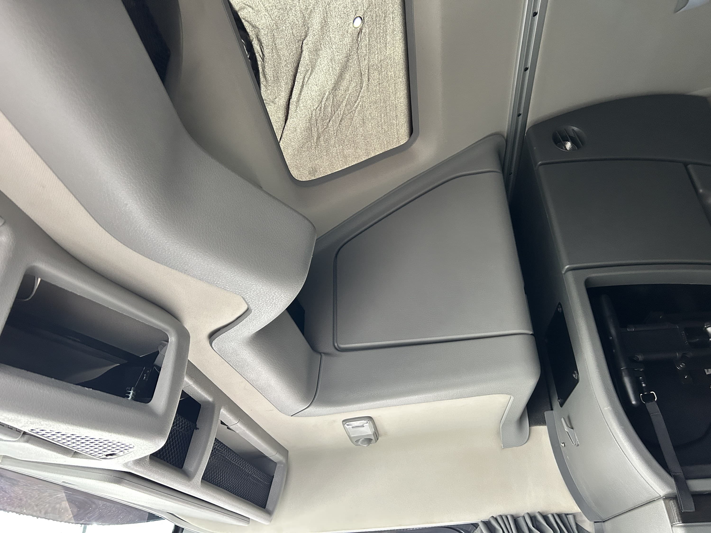 2024 Volvo VNL 860 — photo 25