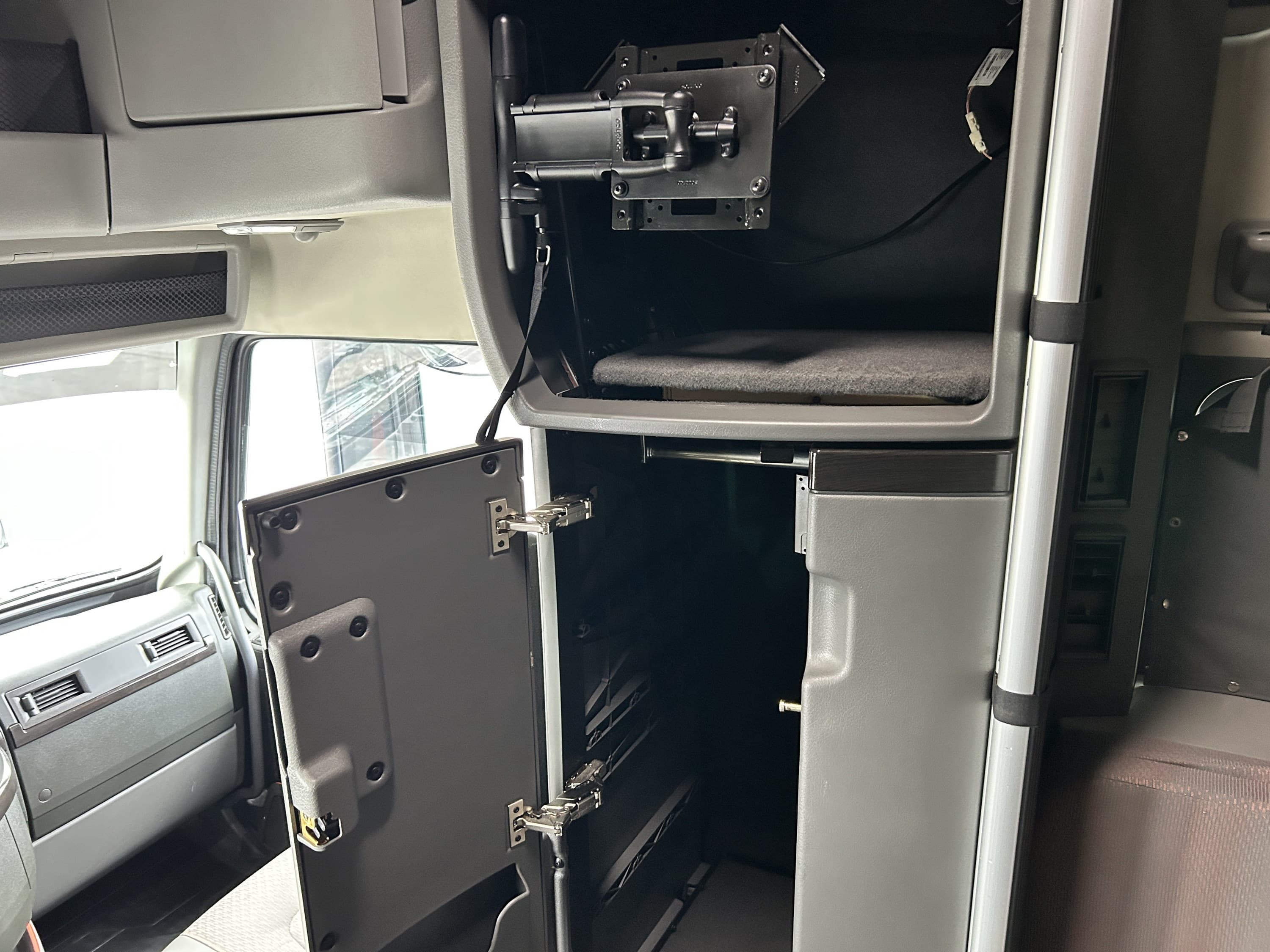 2024 Volvo VNL 860 — photo 28