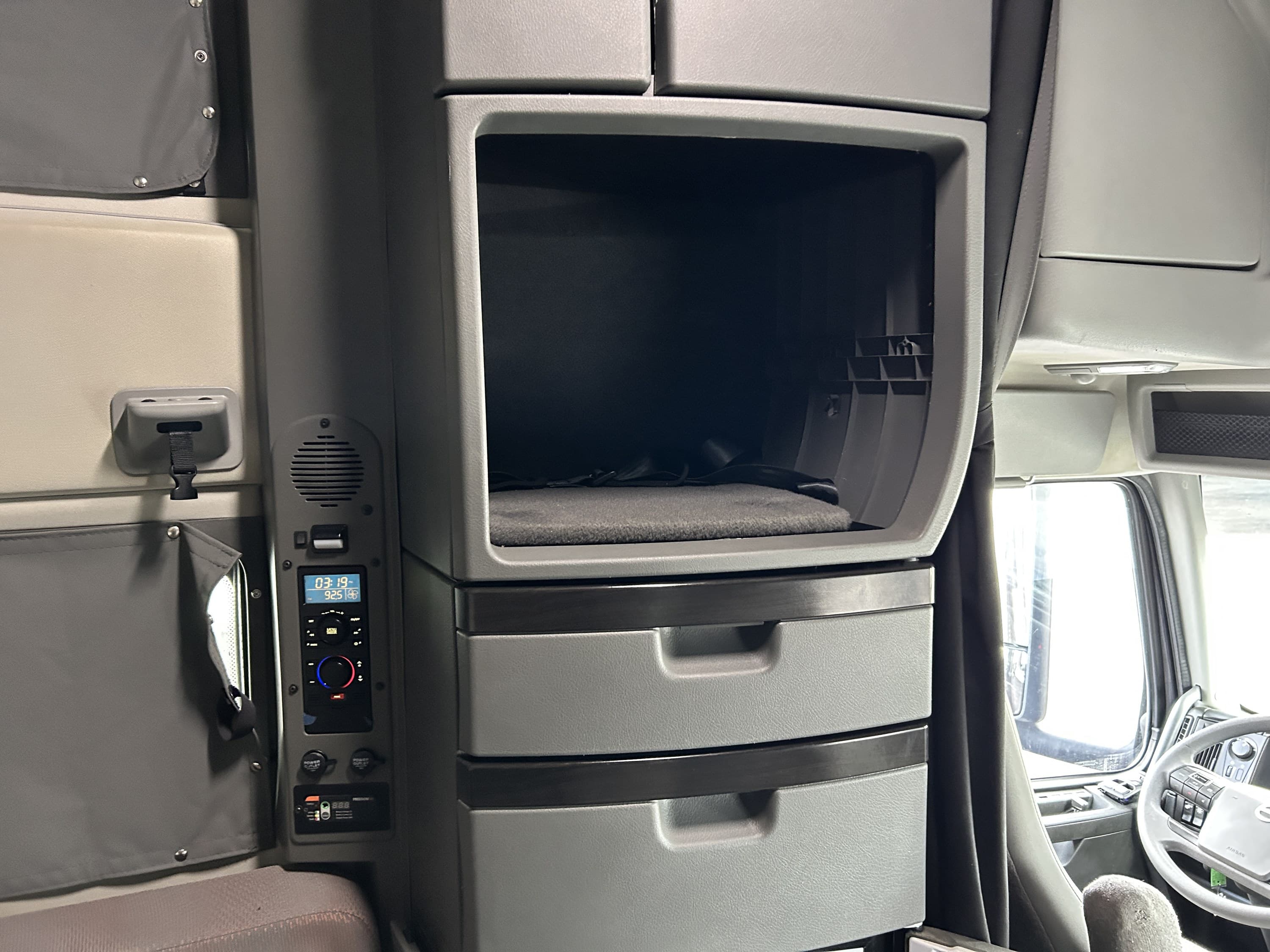 2024 Volvo VNL 860 — photo 30