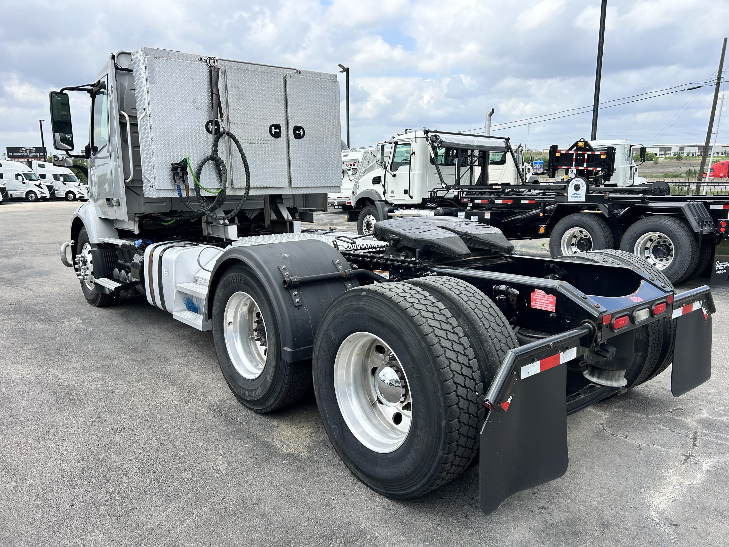 2020 Volvo VNR 640 — photo 5