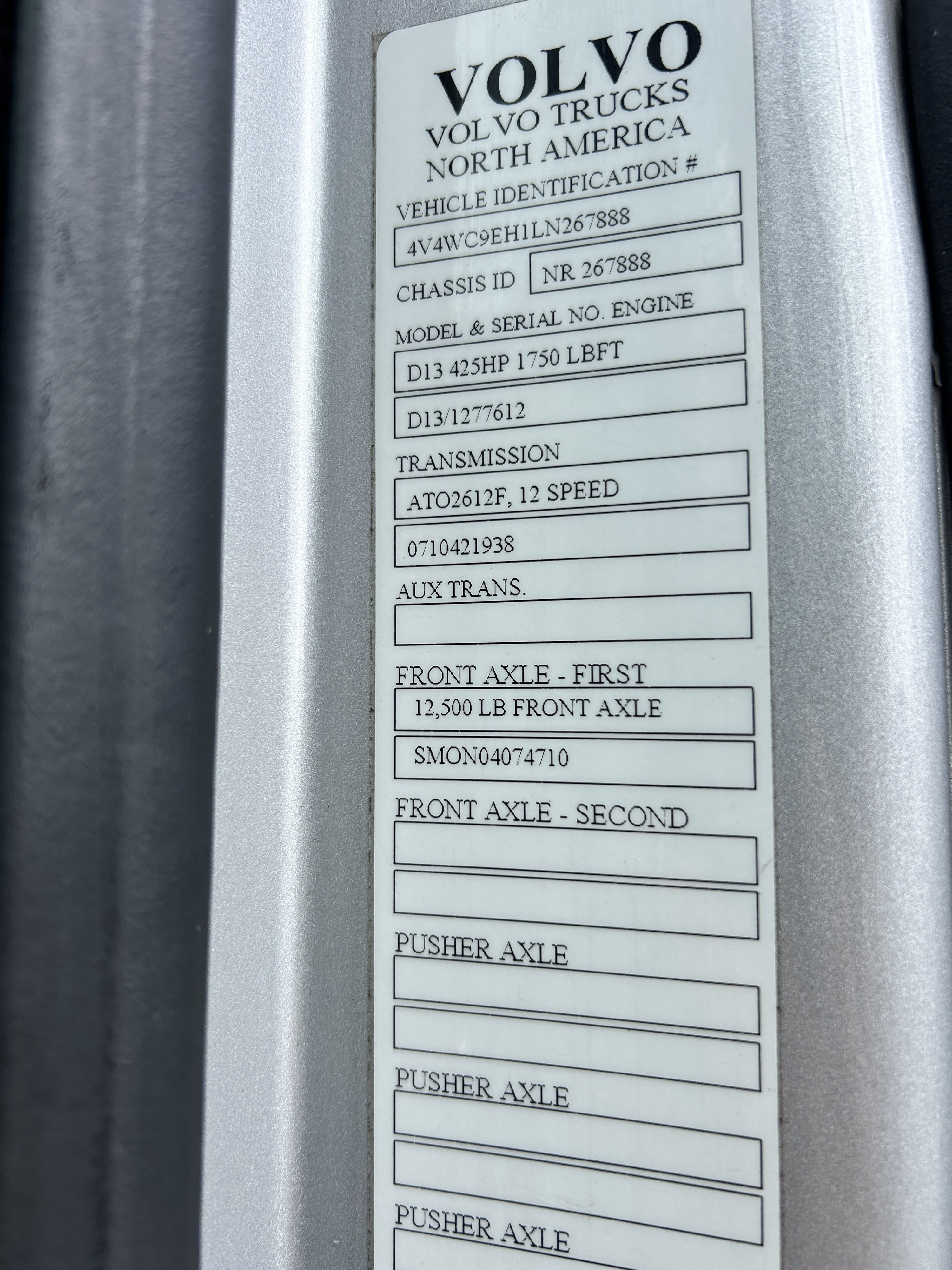 2020 Volvo VNR 640 — photo 11