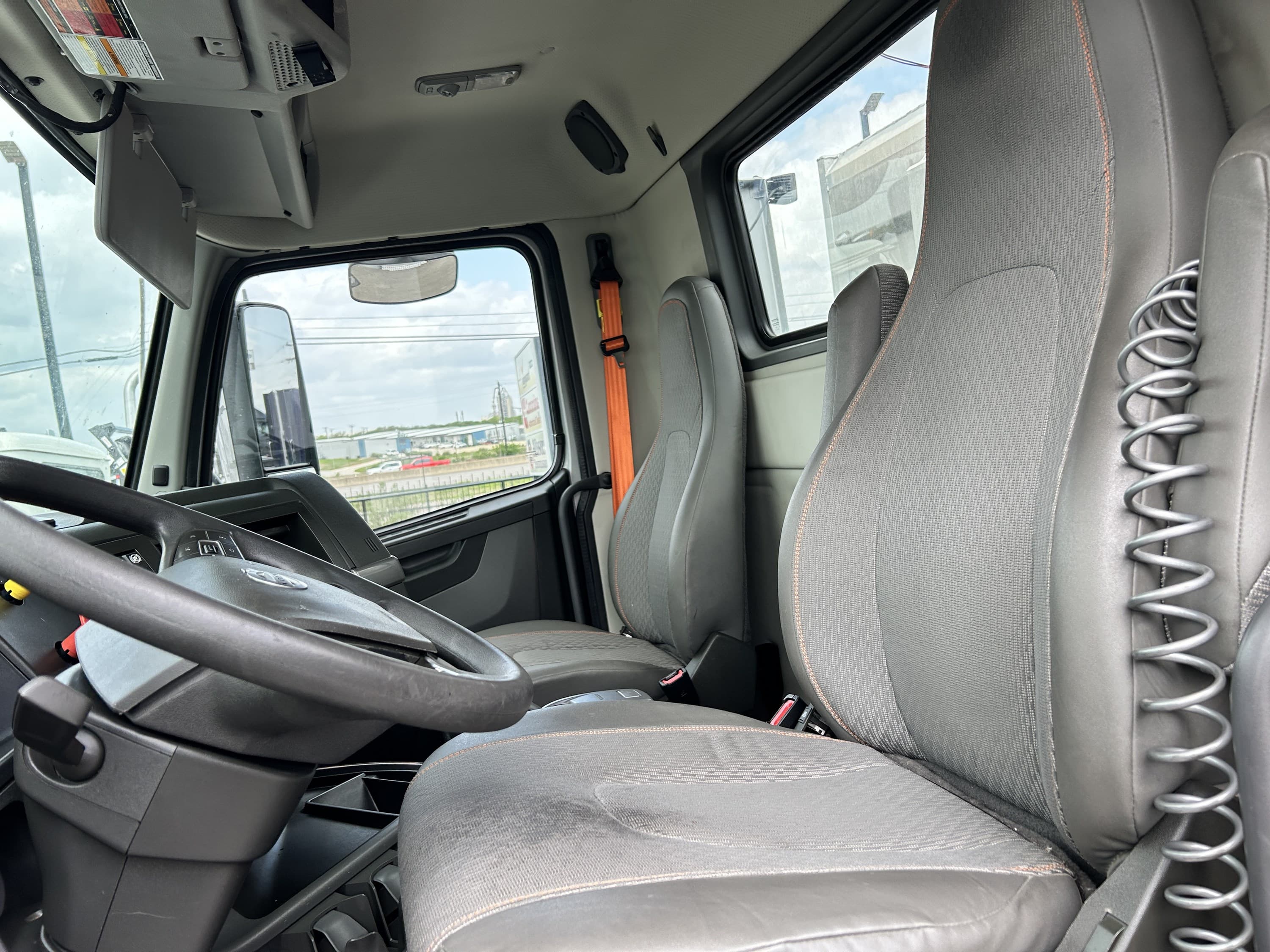 2020 Volvo VNR 640 — photo 13
