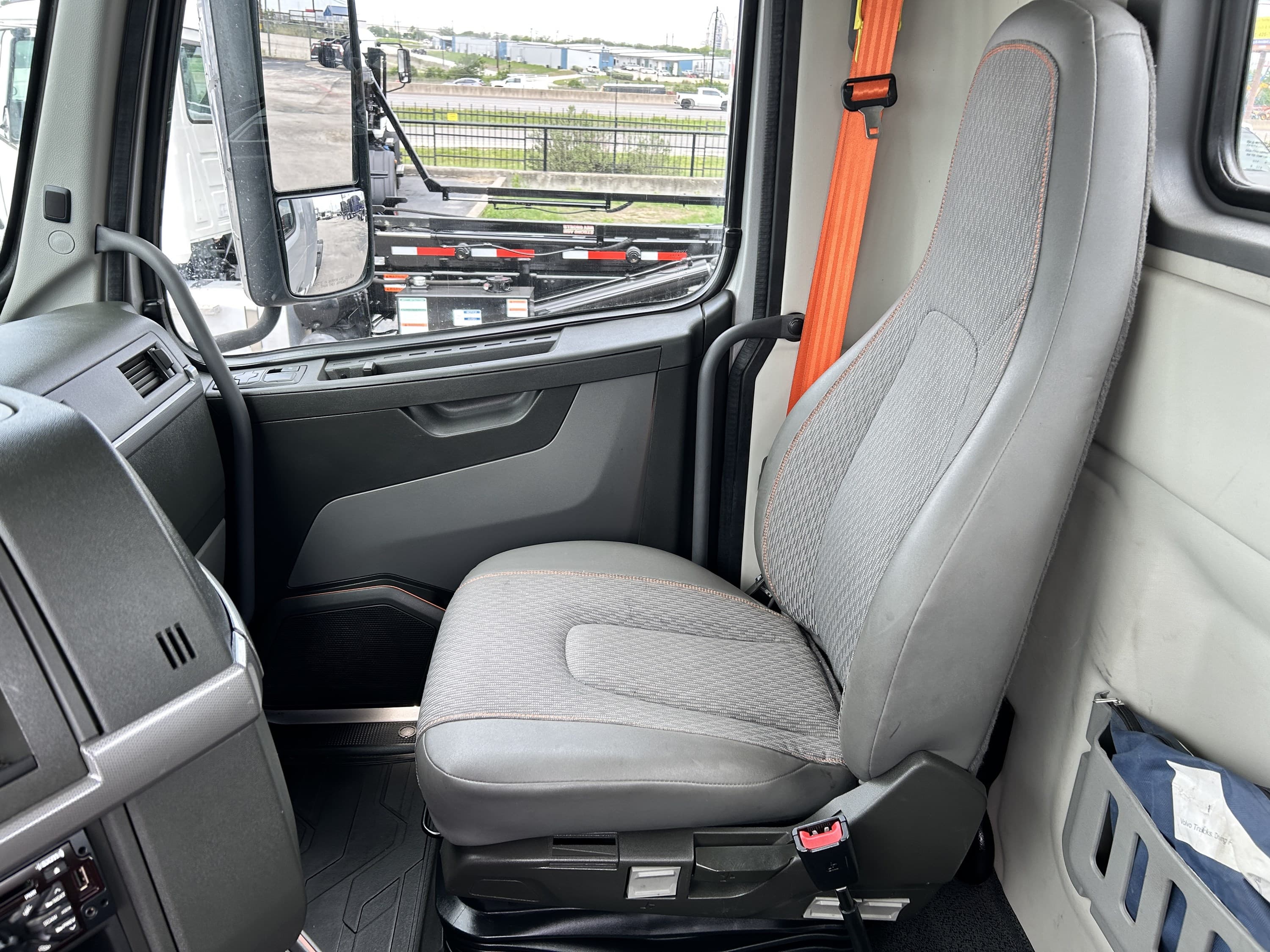 2020 Volvo VNR 640 — photo 18