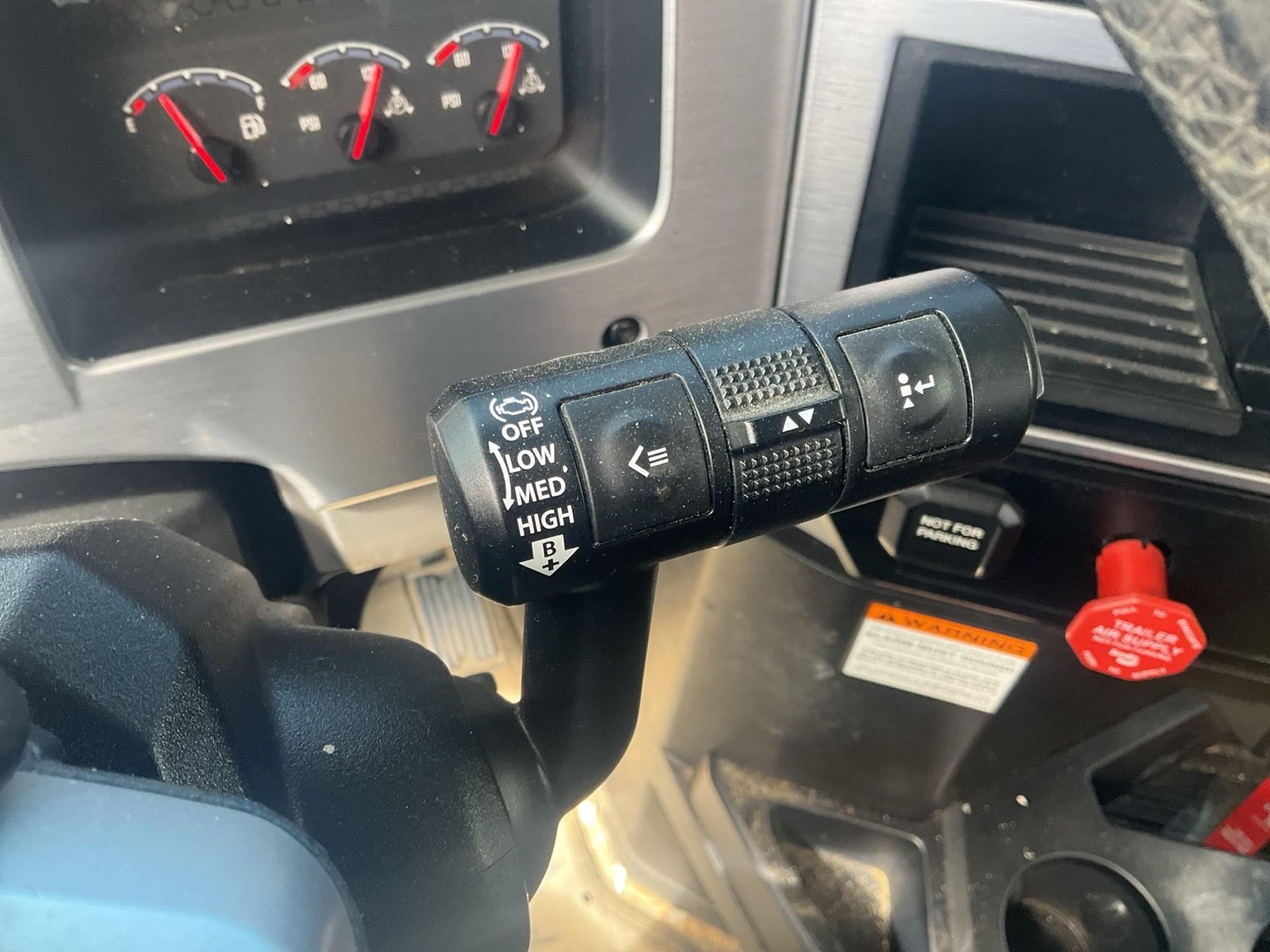 2024 Mack Anthem — photo 3