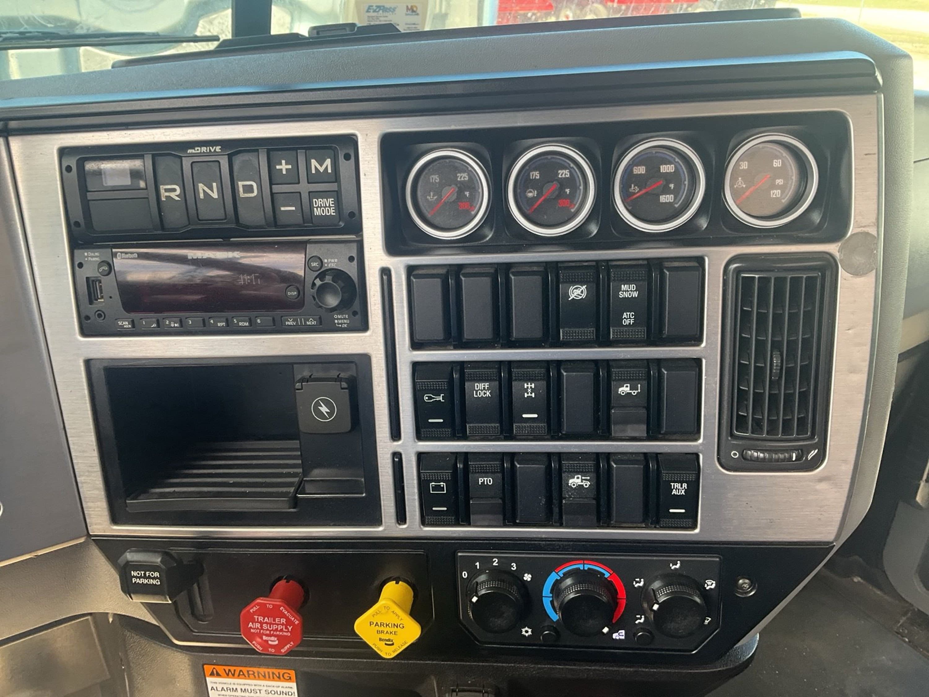 2024 Mack Anthem — photo 4