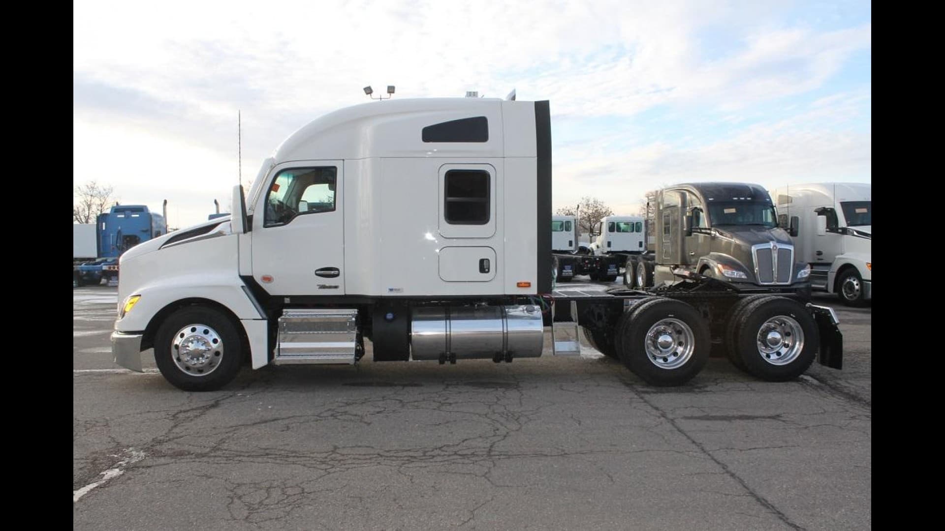 2024 Kenworth T680 — photo 2