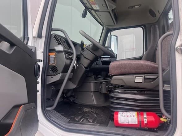 2023 Volvo VNL 860 — photo 2