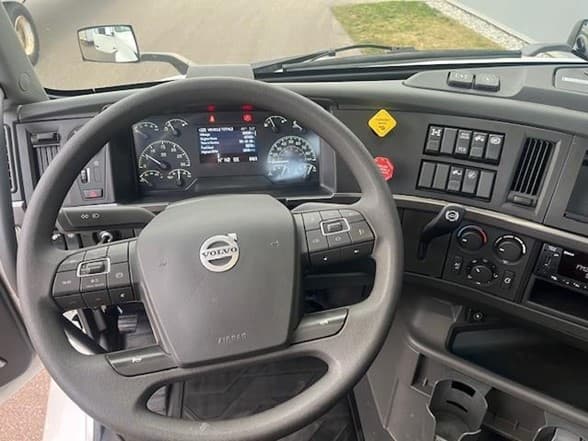 2023 Volvo VNL 860 — photo 8