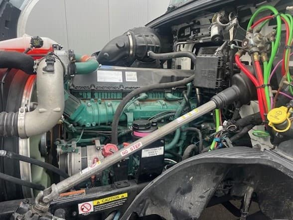 2023 Volvo VNL 860 — photo 10