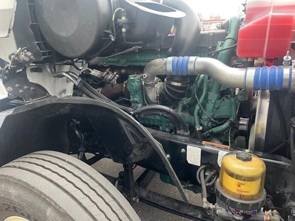 2023 Volvo VNL 860 — photo 11