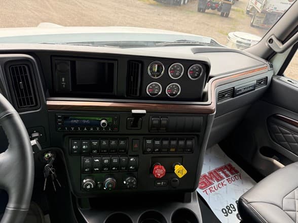 2025 International HX — photo 4