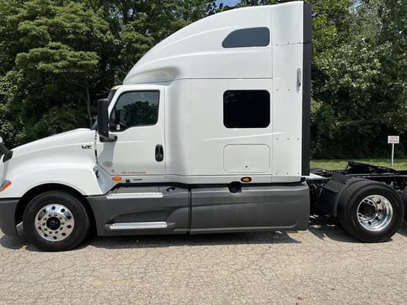 2021 International LT — photo 3