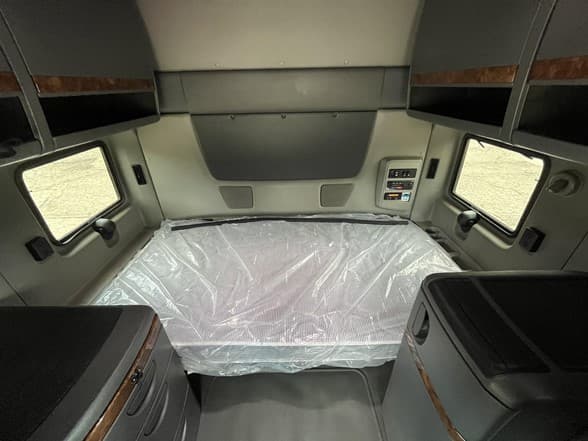 2021 International LT — photo 9