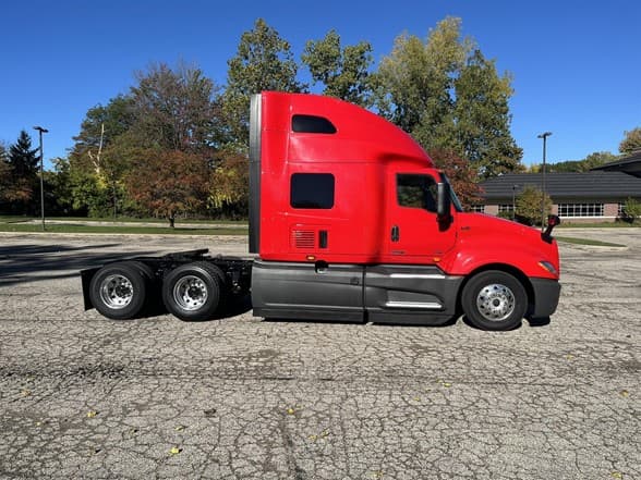 2022 International LT — photo 4