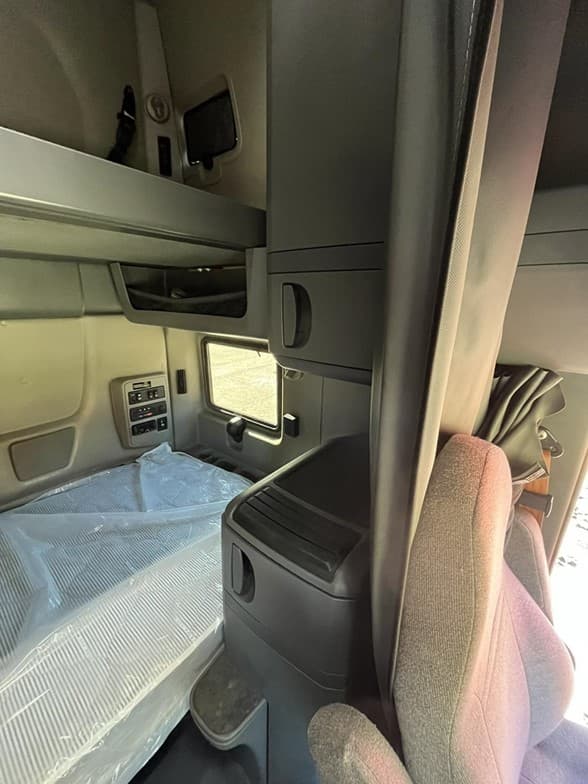 2022 International LT — photo 9