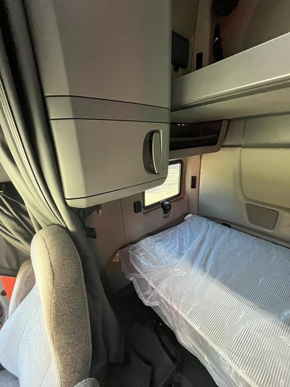 2022 International LT — photo 10