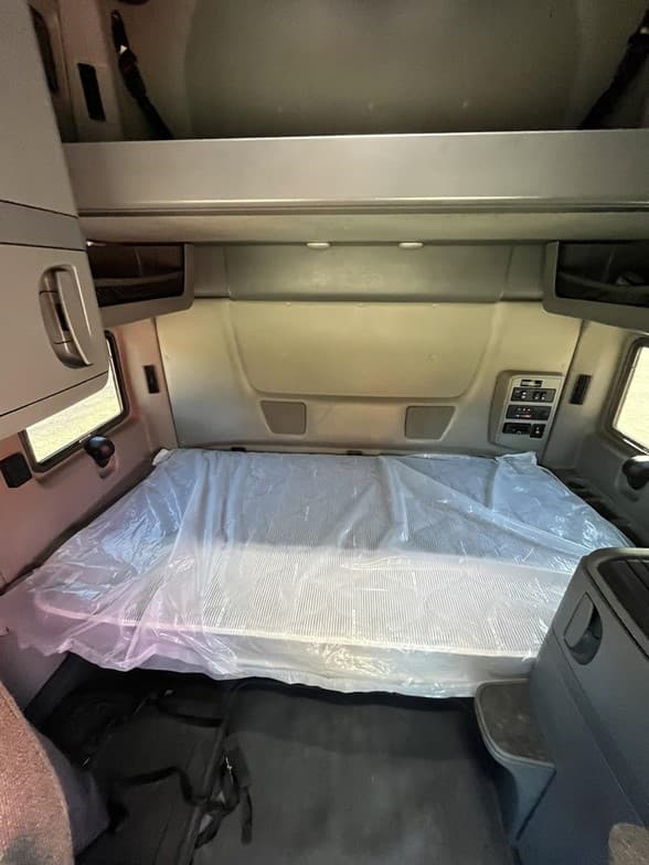 2022 International LT — photo 11