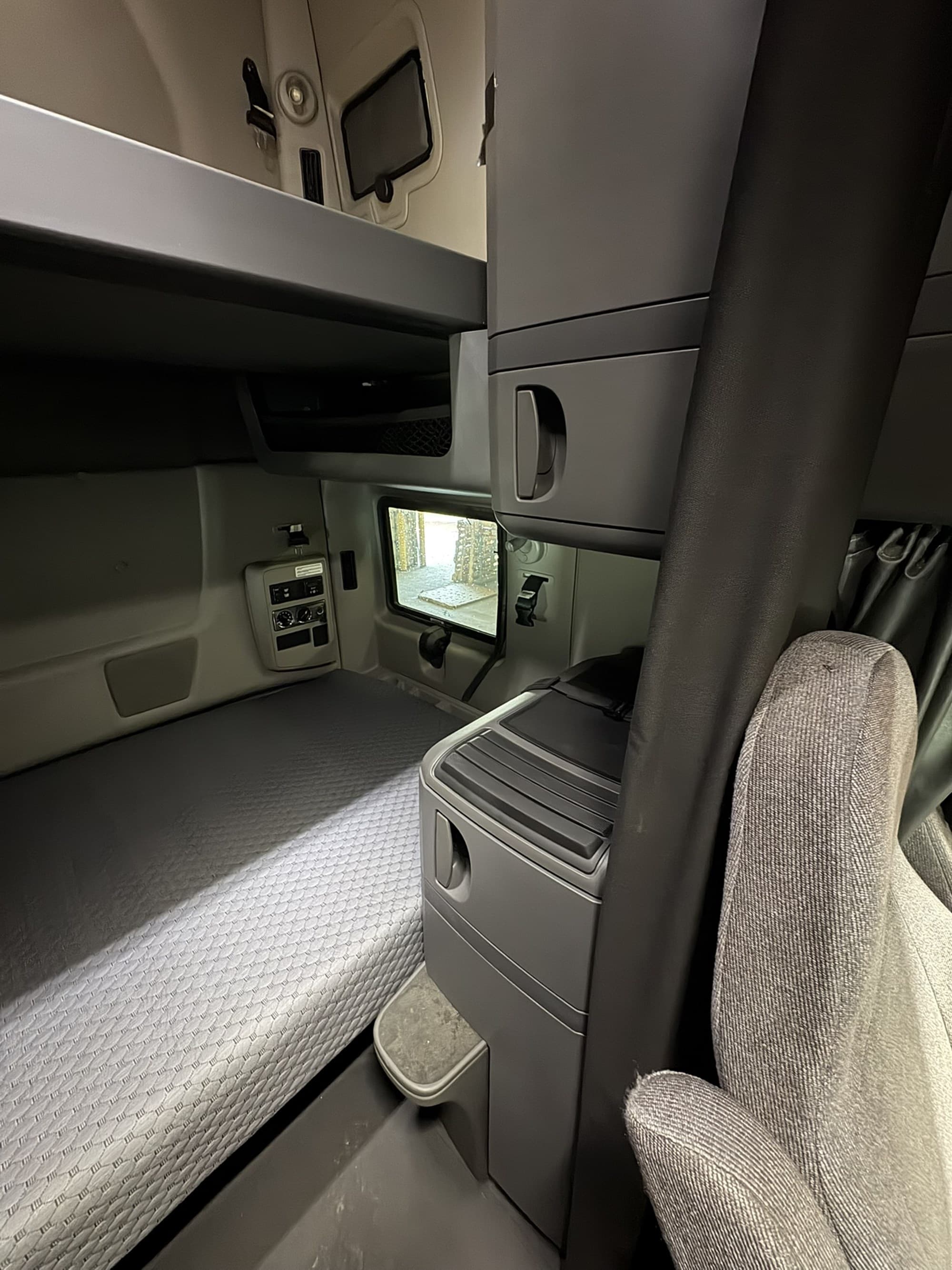 2021 International LT — photo 18