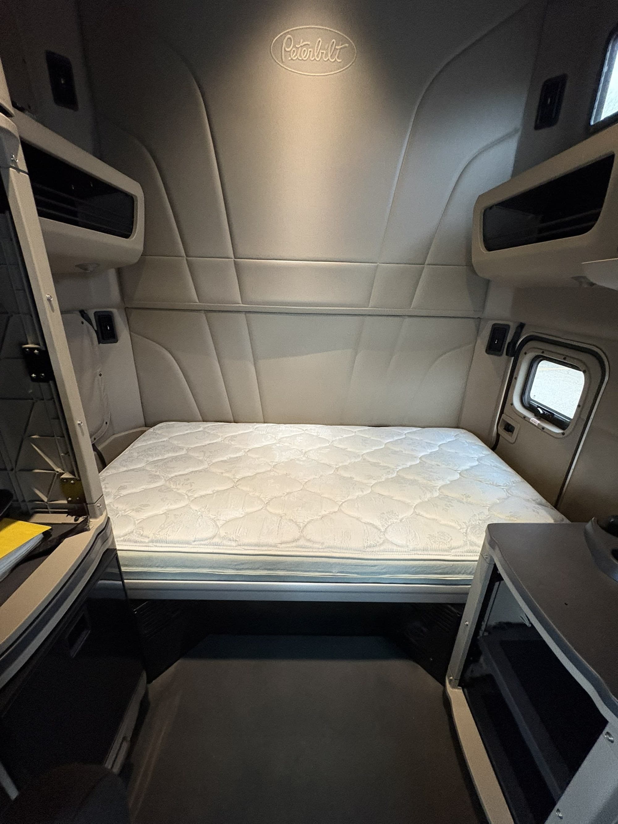 2022 Peterbilt 579 — photo 18