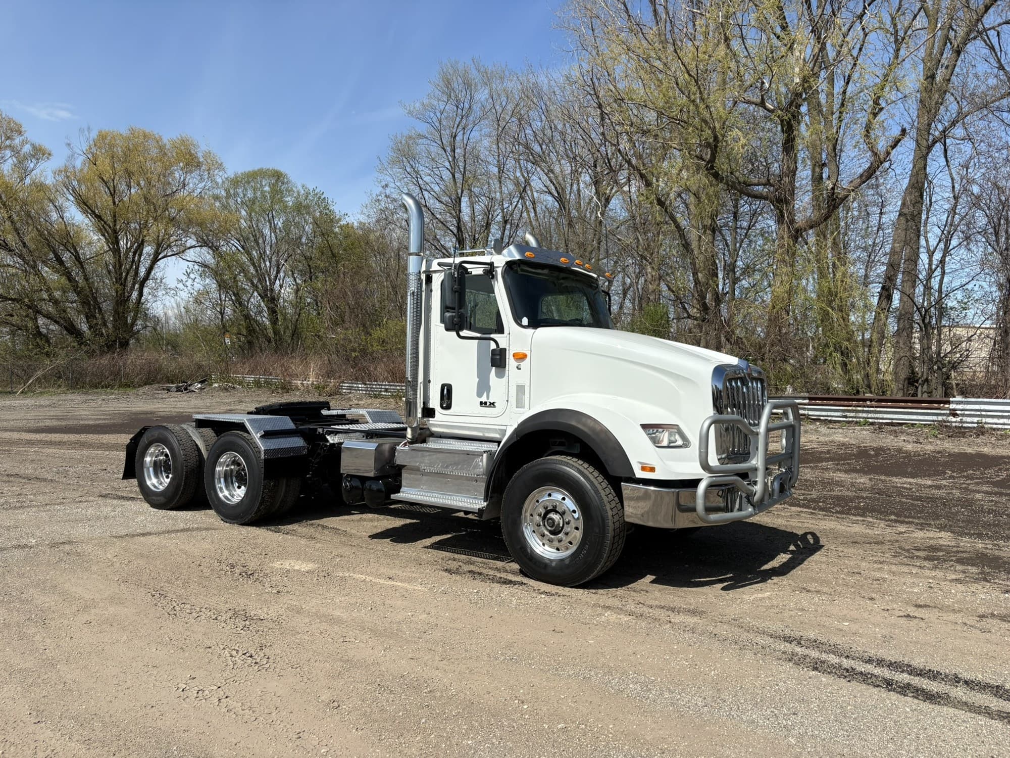 2019 International HX — photo 2