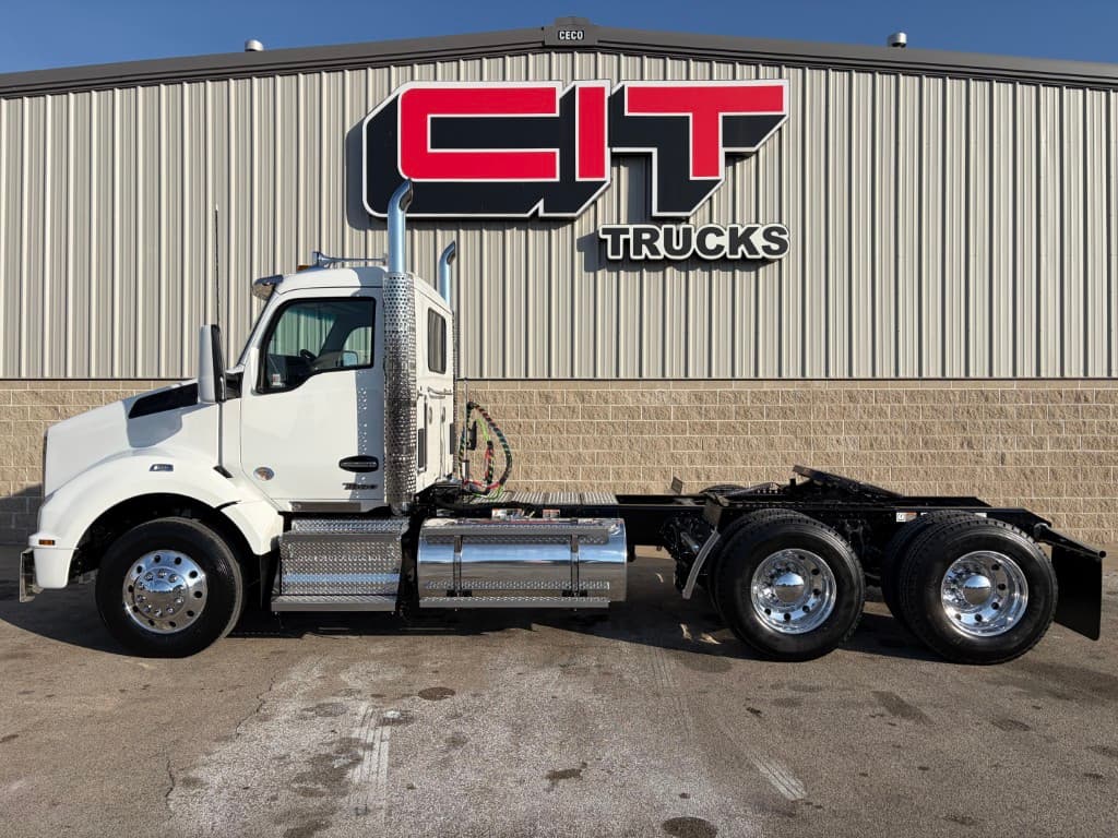 2027 Kenworth T880 — photo 3