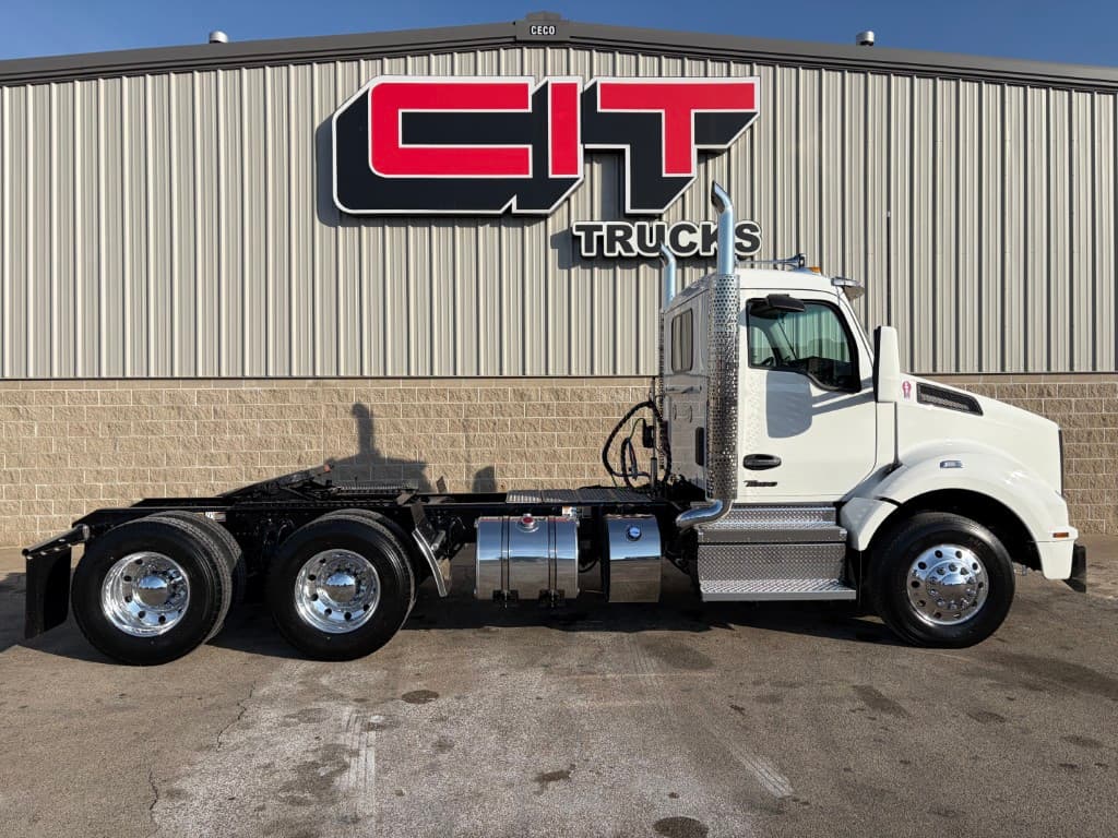 2027 Kenworth T880 — photo 4