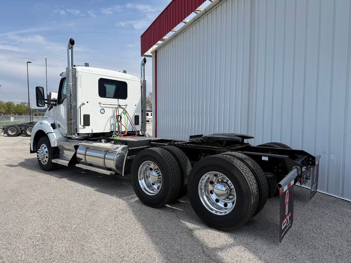 2027 Kenworth T880 — photo 3
