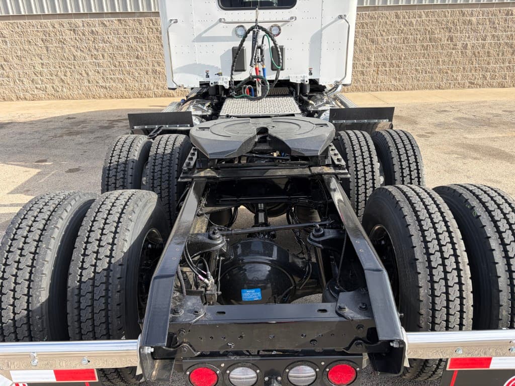 2027 Kenworth T680 — photo 6