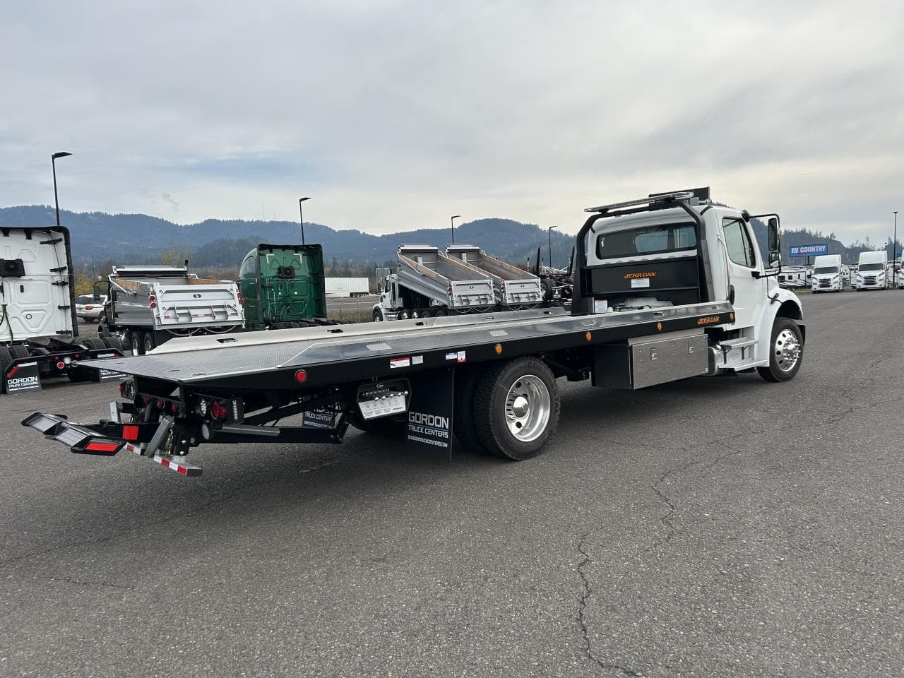 2024 Freightliner M2 106 — photo 4