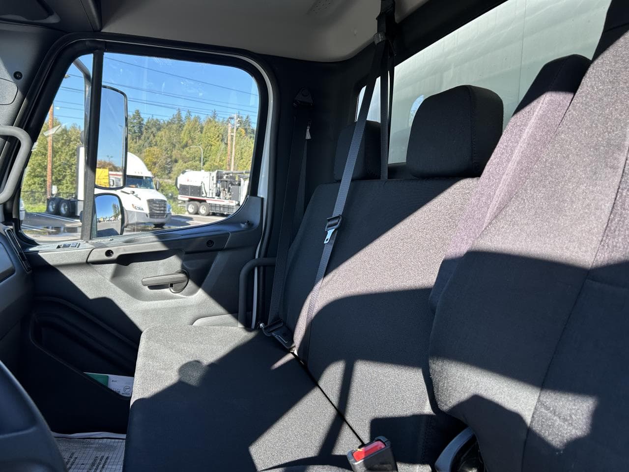 2025 Freightliner M2 106 — photo 7