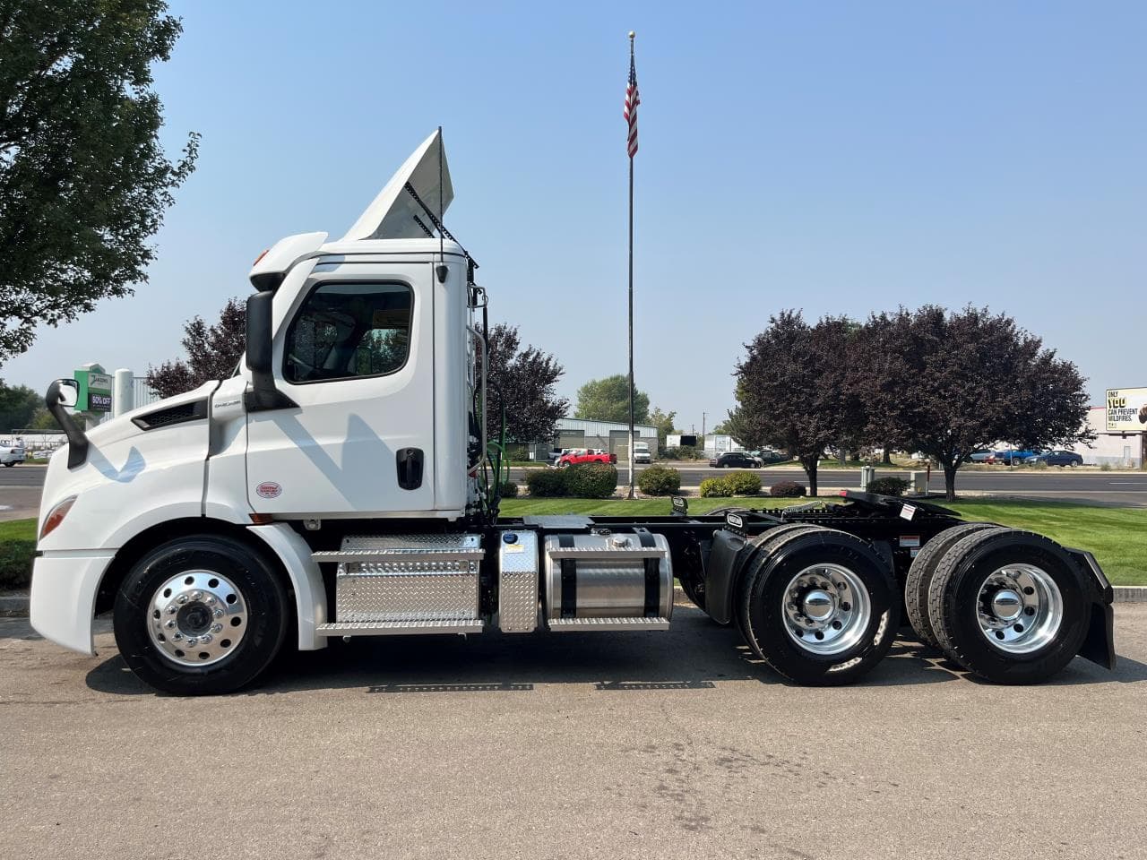 2025 Freightliner Cascadia — photo 2