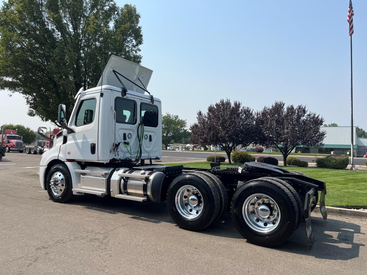 2025 Freightliner Cascadia — photo 3