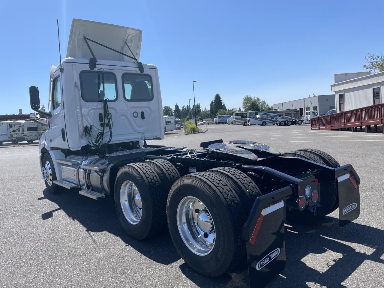 2025 Freightliner Cascadia — photo 3