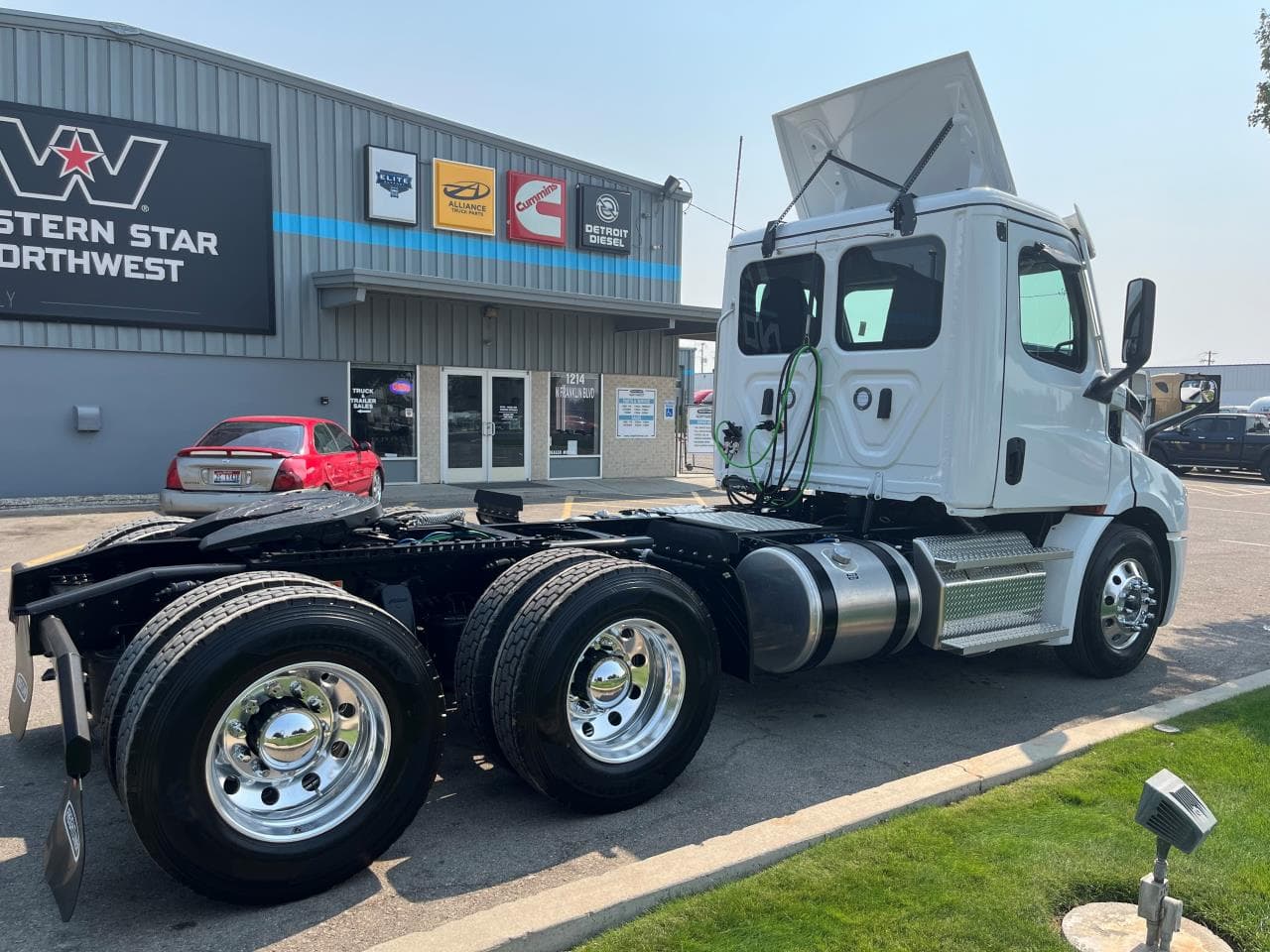 2025 Freightliner Cascadia — photo 4