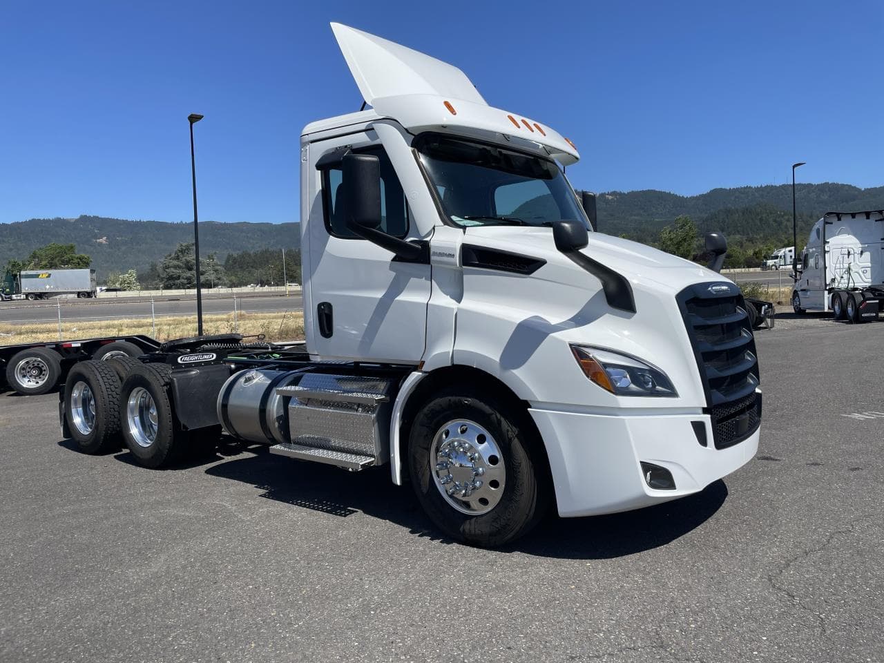 2025 Freightliner Cascadia — photo 2