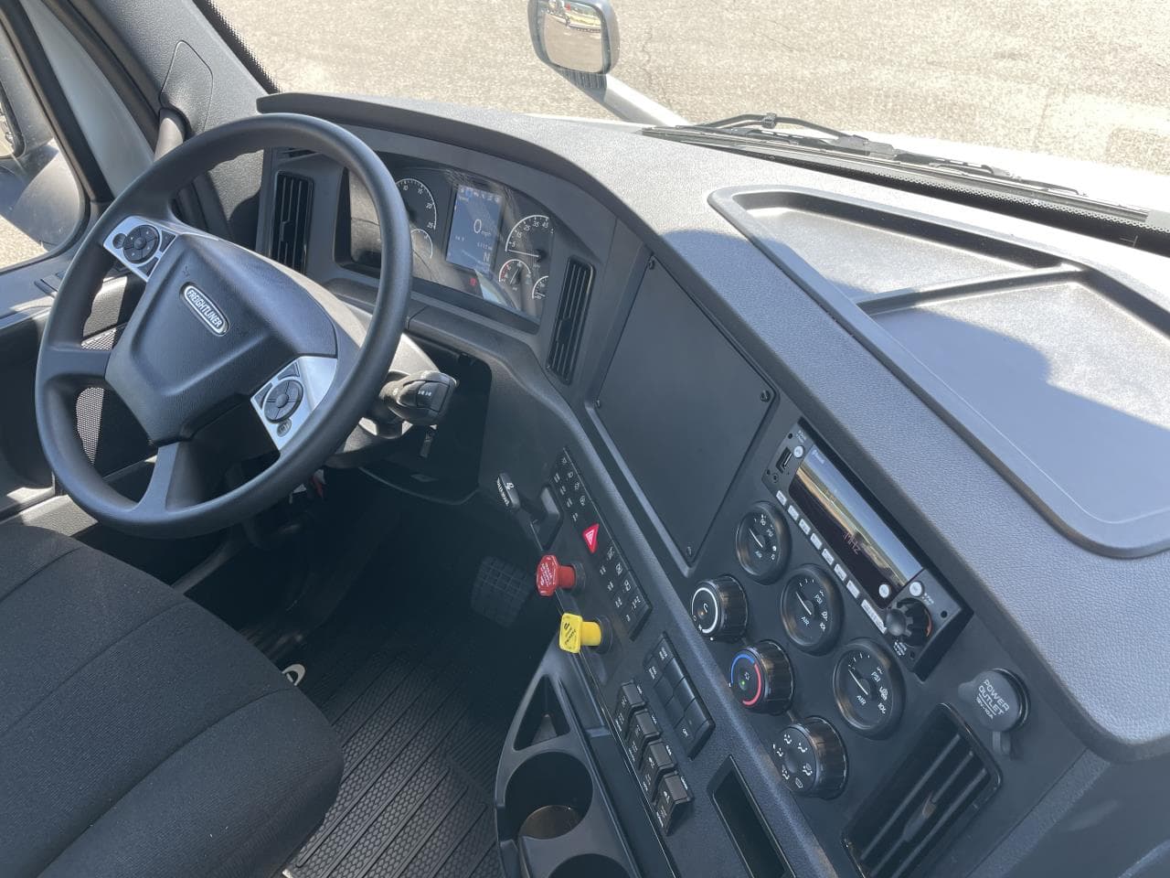2025 Freightliner Cascadia — photo 5