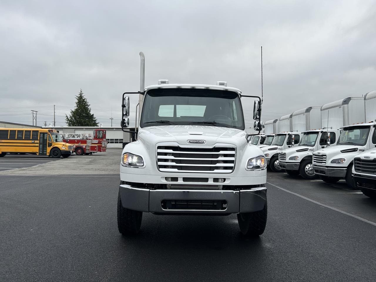 2025 Freightliner M2 106 — photo 5