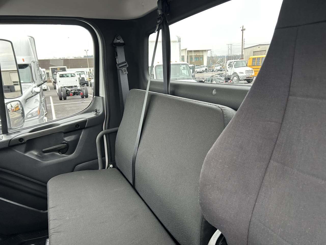 2025 Freightliner M2 106 — photo 6