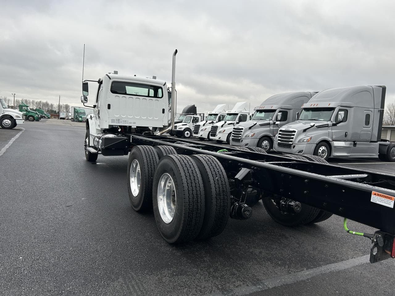 2025 Freightliner M2 106 — photo 2