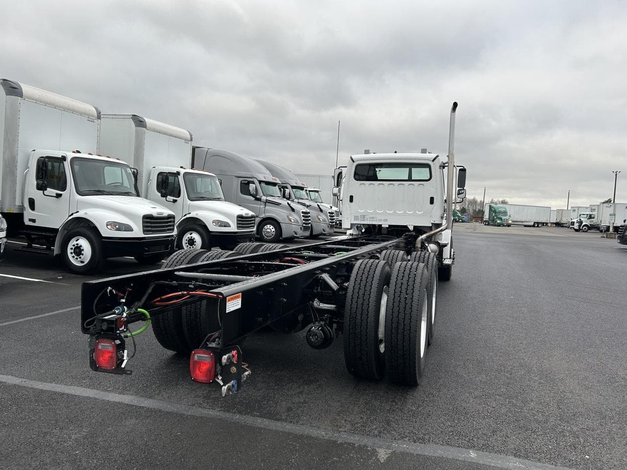 2025 Freightliner M2 106 — photo 3