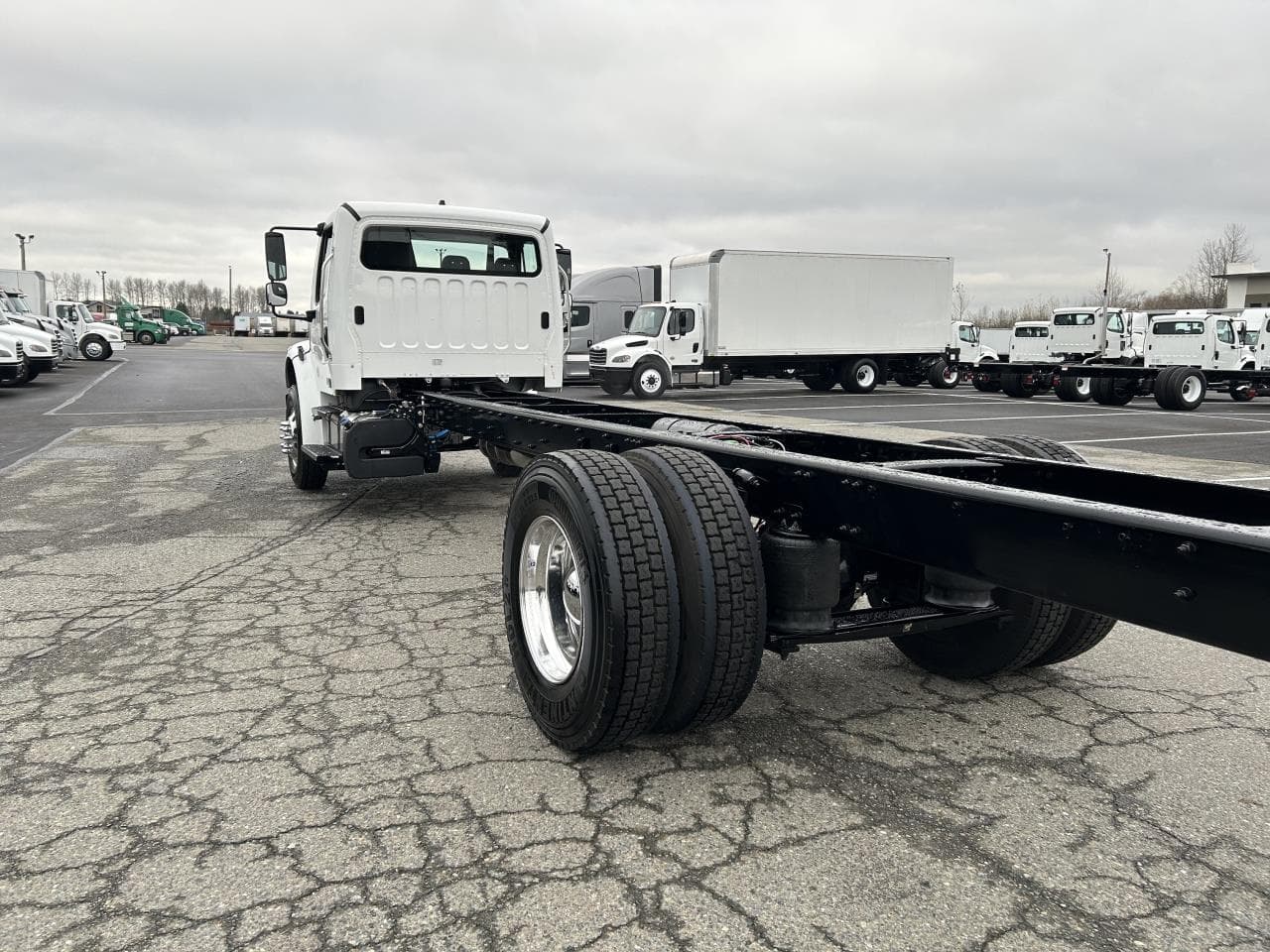 2025 Freightliner M2 106 — photo 2