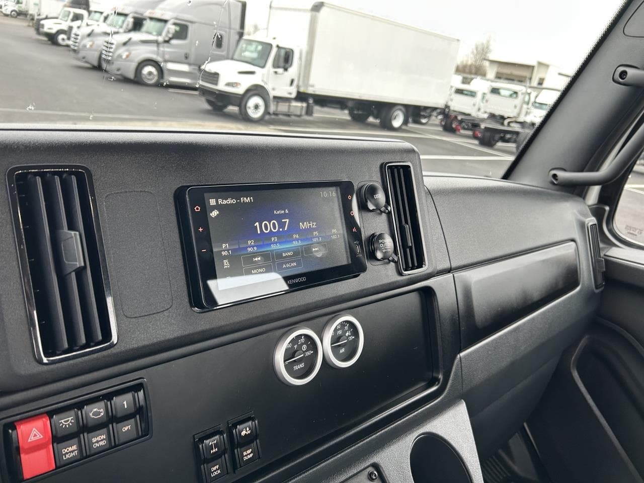 2025 Freightliner M2 106 — photo 7