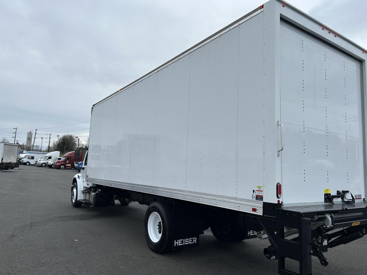 2025 Freightliner M2 106 — photo 2