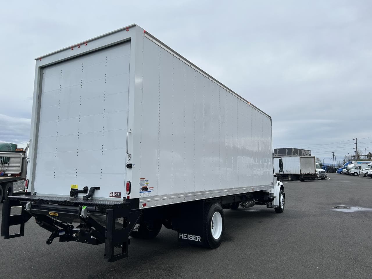 2025 Freightliner M2 106 — photo 4