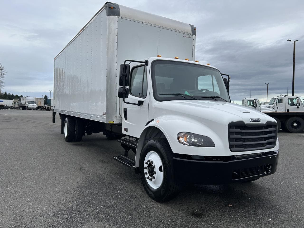 2025 Freightliner M2 106 — photo 5