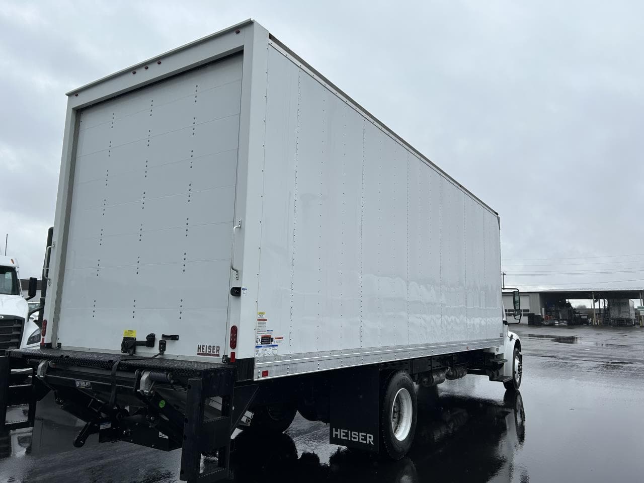 2025 Freightliner M2 106 — photo 4