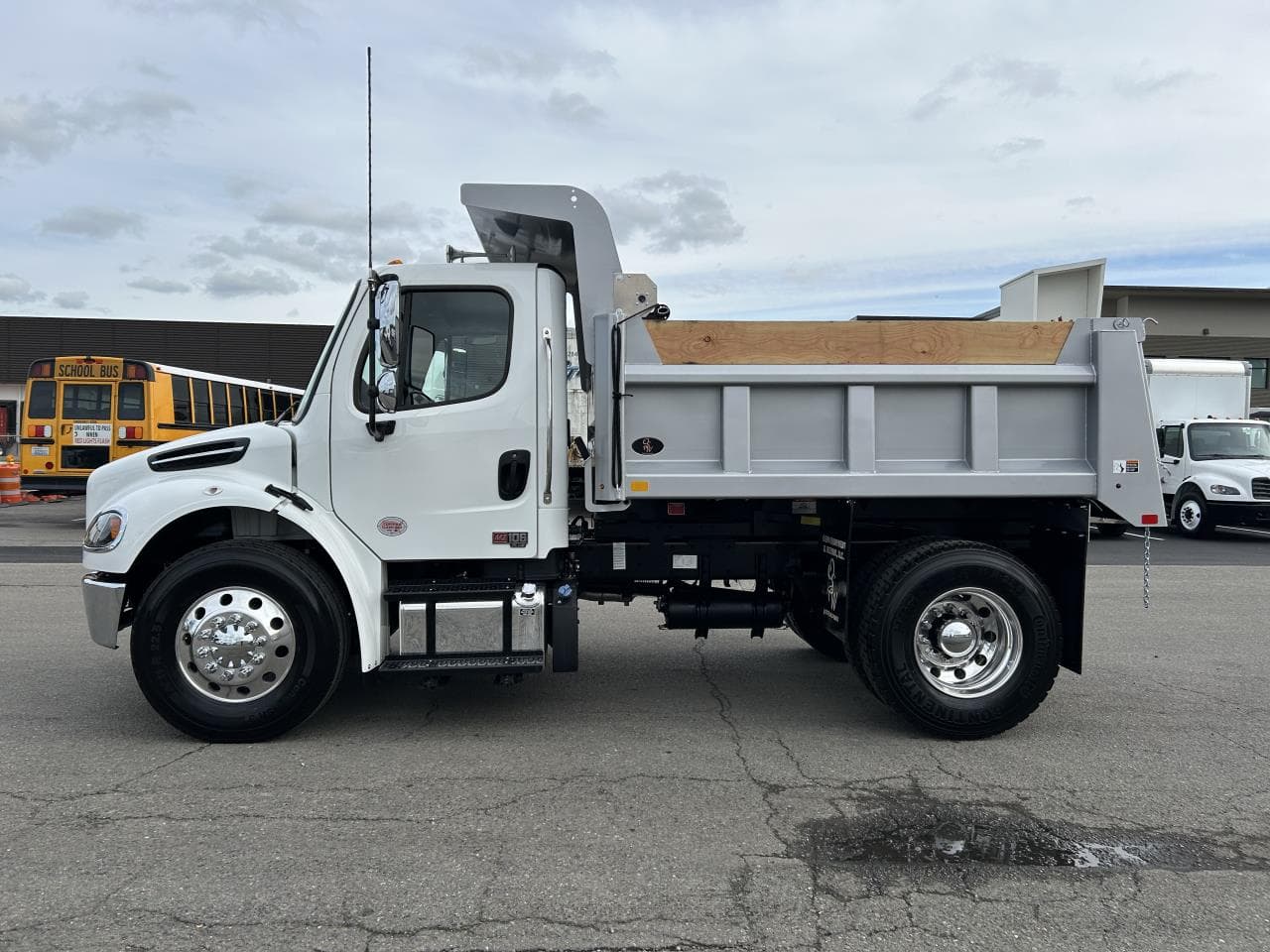 2025 Freightliner M2 106 — photo 2