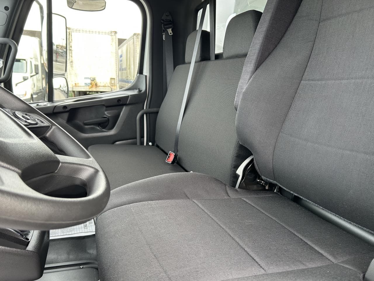 2025 Freightliner M2 106 — photo 7